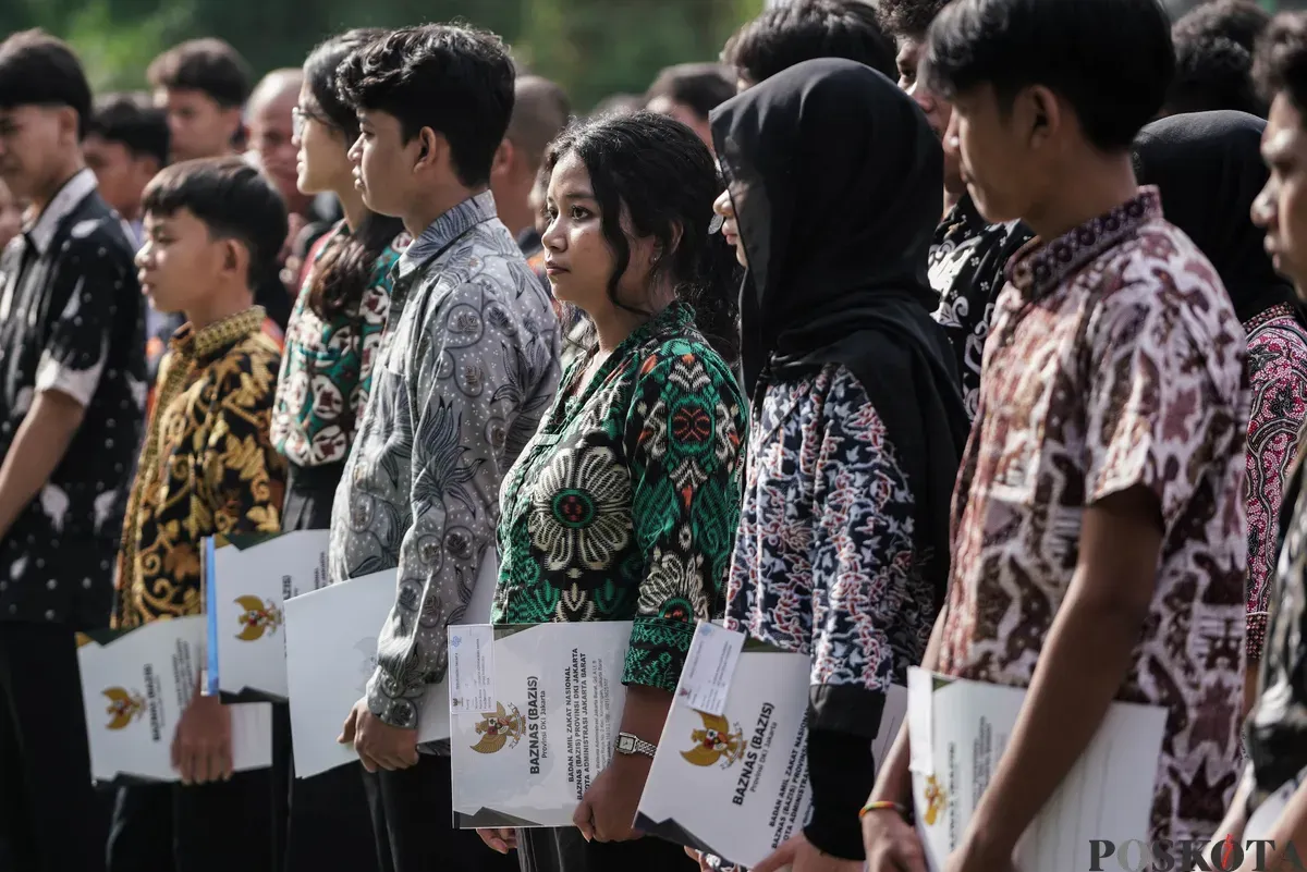 Warga menerima ijazah dari program pemutihan ijazah di SMA Islam Said Naum, Tanah Abang, Jakarta, Kamis, 21 Agustus 2025. (Sumber: Poskota/Bilal Nugraha Ginanjar)