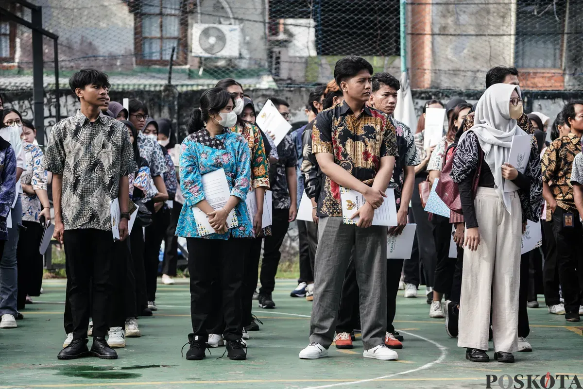 Warga menerima ijazah dari program pemutihan ijazah di SMA Islam Said Naum, Tanah Abang, Jakarta, Kamis, 21 Agustus 2025. (Sumber: Poskota/Bilal Nugraha Ginanjar)