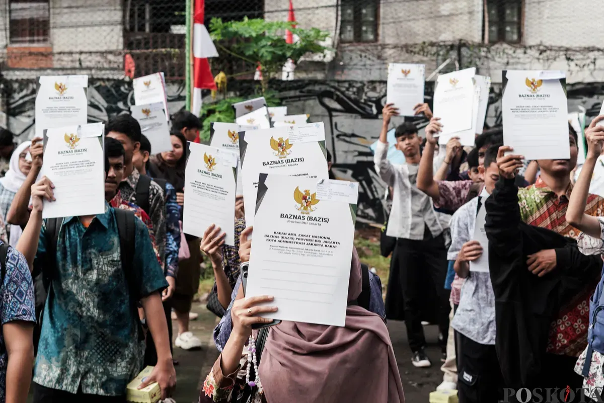 Warga menerima ijazah dari program pemutihan ijazah di SMA Islam Said Naum, Tanah Abang, Jakarta, Kamis, 21 Agustus 2025. (Sumber: Poskota/Bilal Nugraha Ginanjar)