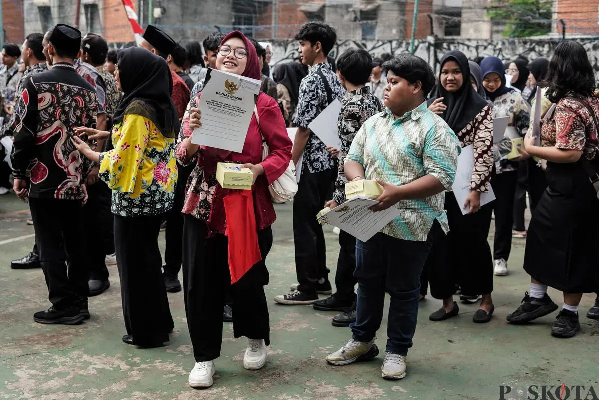 Warga menerima ijazah dari program pemutihan ijazah di SMA Islam Said Naum, Tanah Abang, Jakarta, Kamis, 21 Agustus 2025. (Sumber: Poskota/Bilal Nugraha Ginanjar)