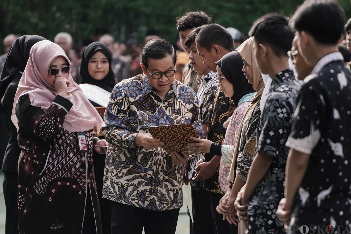 Warga menerima ijazah dari program pemutihan ijazah di SMA Islam Said Naum, Tanah Abang, Jakarta, Kamis, 21 Agustus 2025. (Sumber: Poskota/Bilal Nugraha Ginanjar)