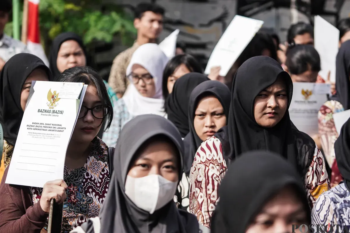 Warga menerima ijazah dari program pemutihan ijazah di SMA Islam Said Naum, Tanah Abang, Jakarta, Kamis, 21 Agustus 2025. (Sumber: Poskota/Bilal Nugraha Ginanjar)