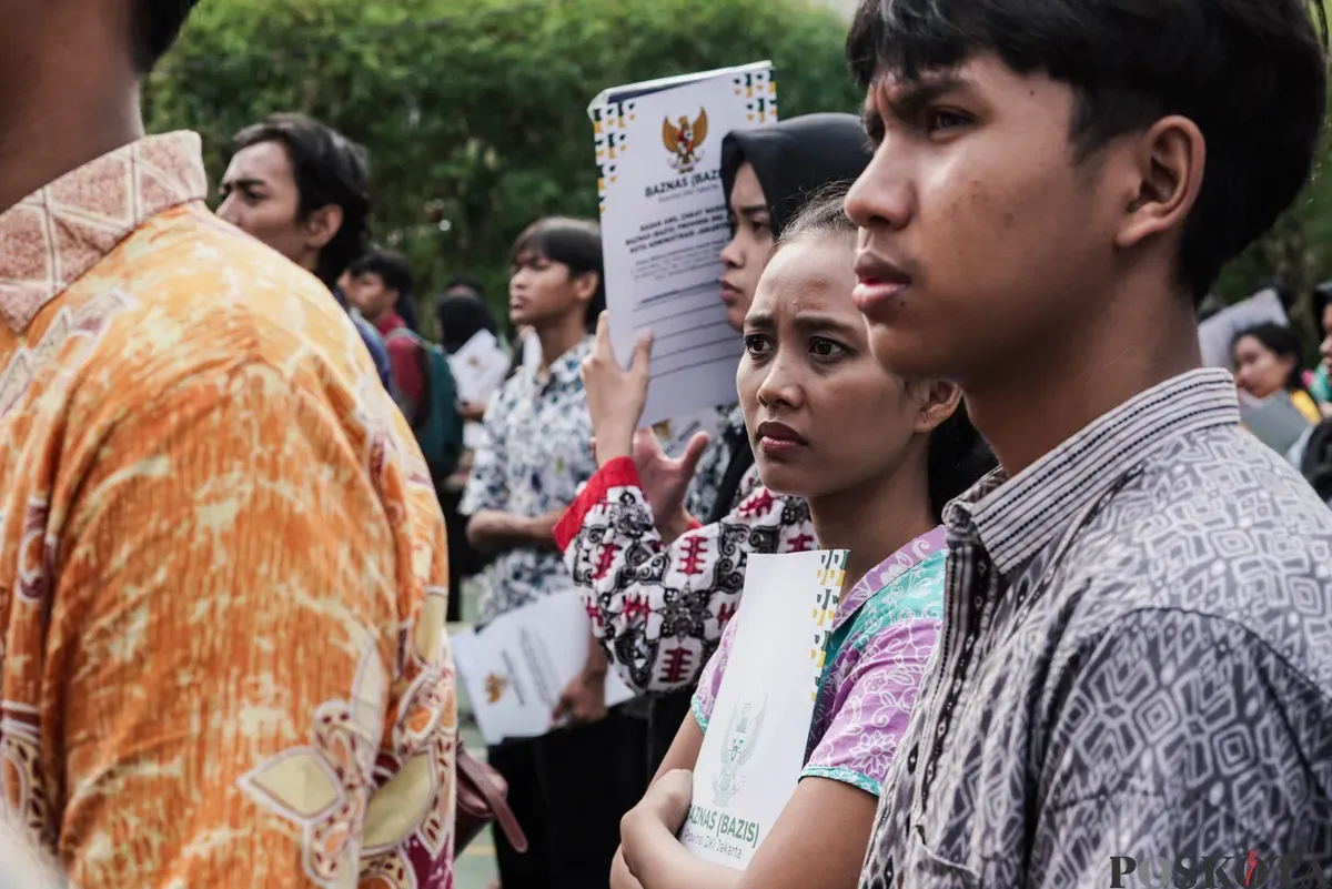 Warga menerima ijazah dari program pemutihan ijazah di SMA Islam Said Naum, Tanah Abang, Jakarta, Kamis, 21 Agustus 2025. (Sumber: Poskota/Bilal Nugraha Ginanjar)