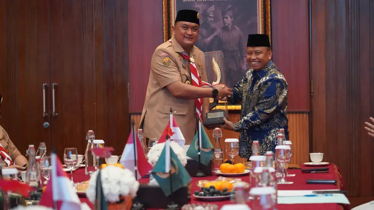 Bupati Bogor dan Wali Kota Depok menandatangani prasasti peresmian Pasar Rakyat Citayam, bentuk kolaborasi Pemkab dan Pemkot. (Sumber: Pemkab Bogor)