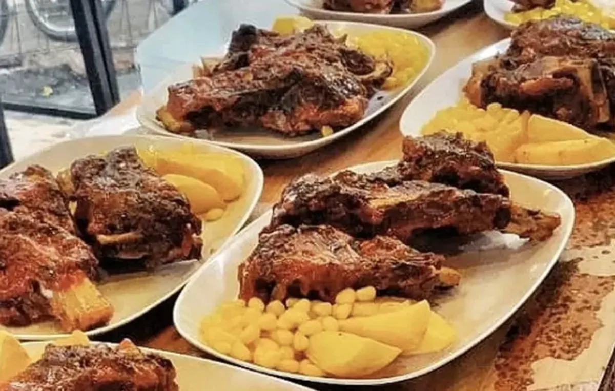 Iga Panggang Panglima yang juicy dengan pilihan saus khas. (Sumber: Tiktok)