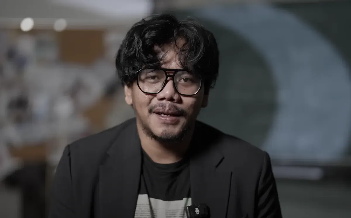 Ferry Irwandi saat mengumumkan finalis Beasiswa Revolusi, menegaskan pentingnya mahasiswa kritis dalam dunia pendidikan. (Sumber: Youtube/@FerryIrwandi)