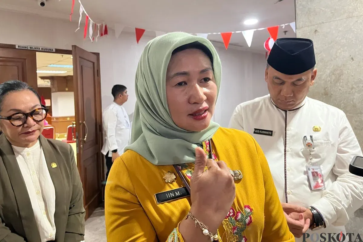 Kepala Dinas PPAPP Jakarta, Iin Mutmainahseusai diskusi pencegahan TPPO sampai eksploitasi anak di Kantor Wali Kota Jakarta Barat, Jumat, 22 Agustus 2025. (Sumber: Poskota/Pandi Ramedhan)