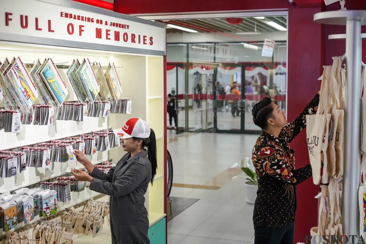 Pengunjung memilih produk Whoosh Merchandise saat pembukaan Flagship Store Official Whoosh Merchandise di Stasiun Whoosh Halim, Jakarta, Jum'at, 22 Agustus 2025. (Sumber: Poskota/Bilal Nugraha Ginanjar)