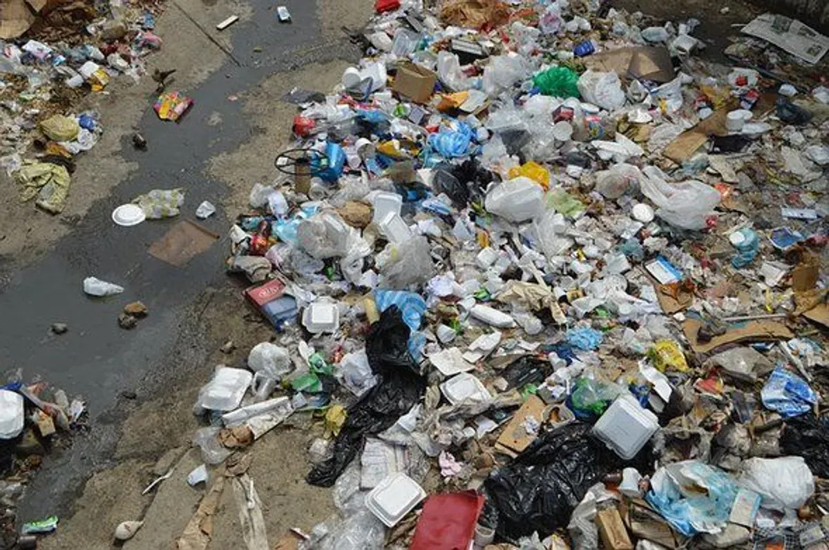 Berdasarkan data BPS 2024, rata-rata timbunan sampah di Bogor mencapai 2.766 ton per hari. (Sumber: Pinterest)