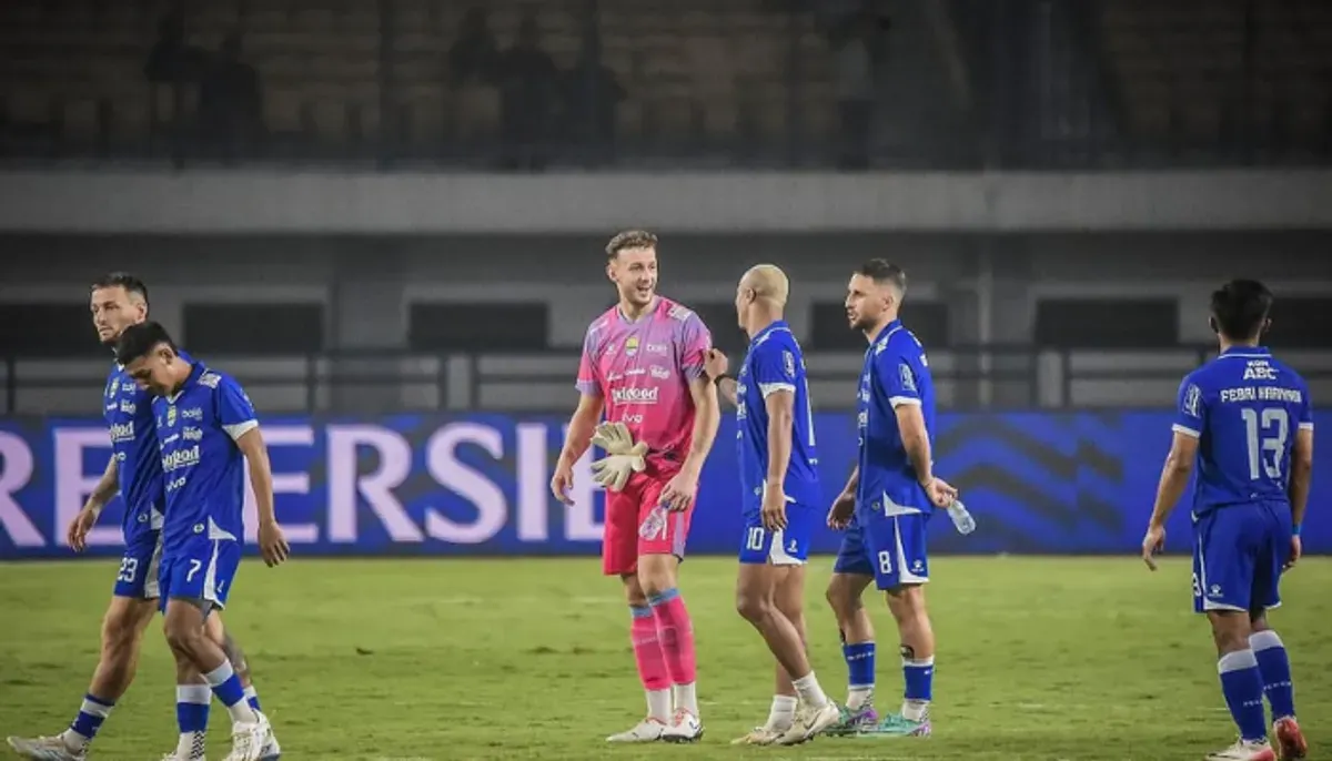 Cedera Adam Przybek Alami re-injury pada engkel kanan. Dokter memperkirakan waktu pemulihan kiper tersebut antara 1 hingga 2 pekan ke depan. (Sumber: Instagram/@adsprzy)
