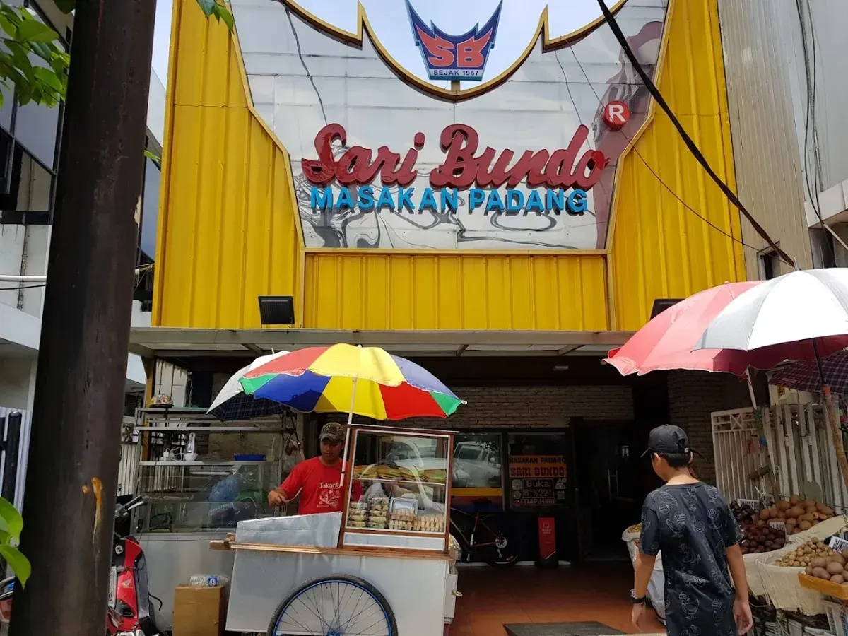 Salah satu rekomendasi rumah makan Padang legendaris terenak di Jakarta, Sari Bundo. (Sumber: Google Maps/ jiedz esa)