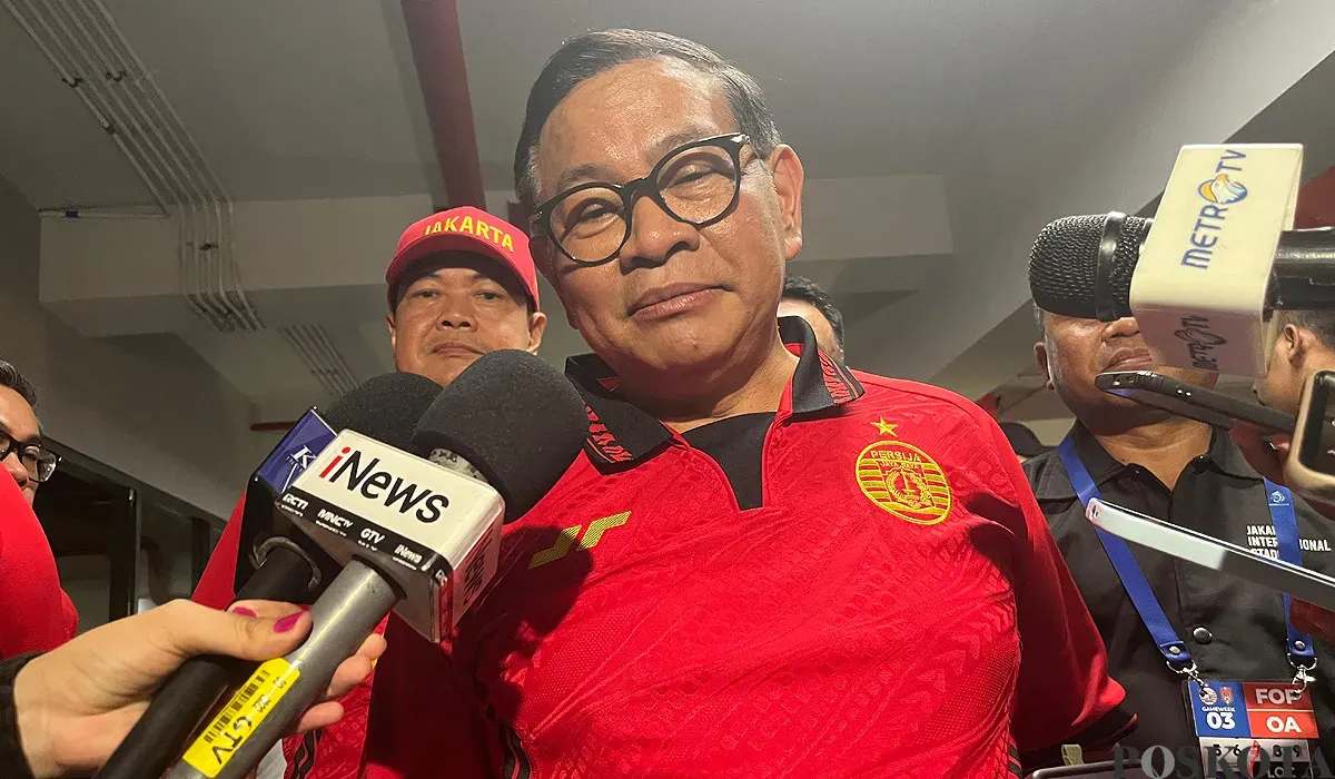 Gubernur Jakarta, Pramono Anung, saat menyampaikan pernyataan kepada awak media, seusai laga Persija vs Malut United di JIS pada Sabtu, 23 Agustus 2025. (Sumber: POSKOTA | Foto: M Tegar Jihad)
