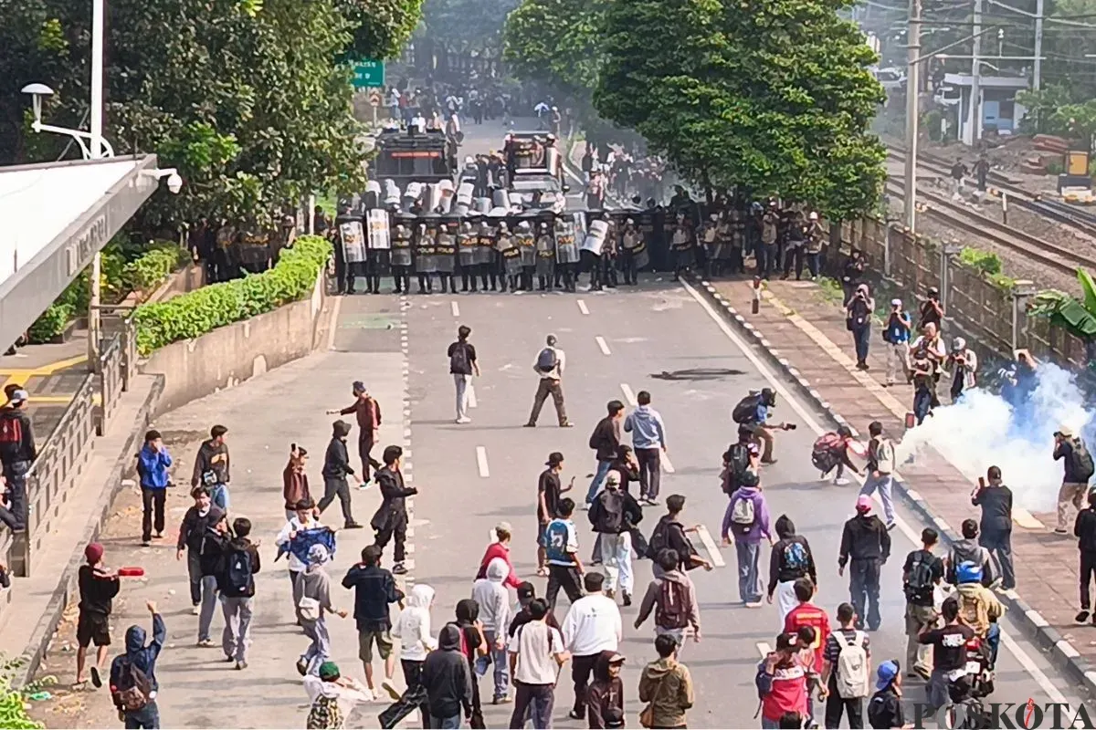 Bentrokan antara peserta aksi unjuk rasa dengan polisi di belakang Gedung DPR, Jalan Gelora hingga Jalan Tentara Pelajar, Senin, 25 Agustus 2025. (Sumber: Poskota/Ali Mansur)