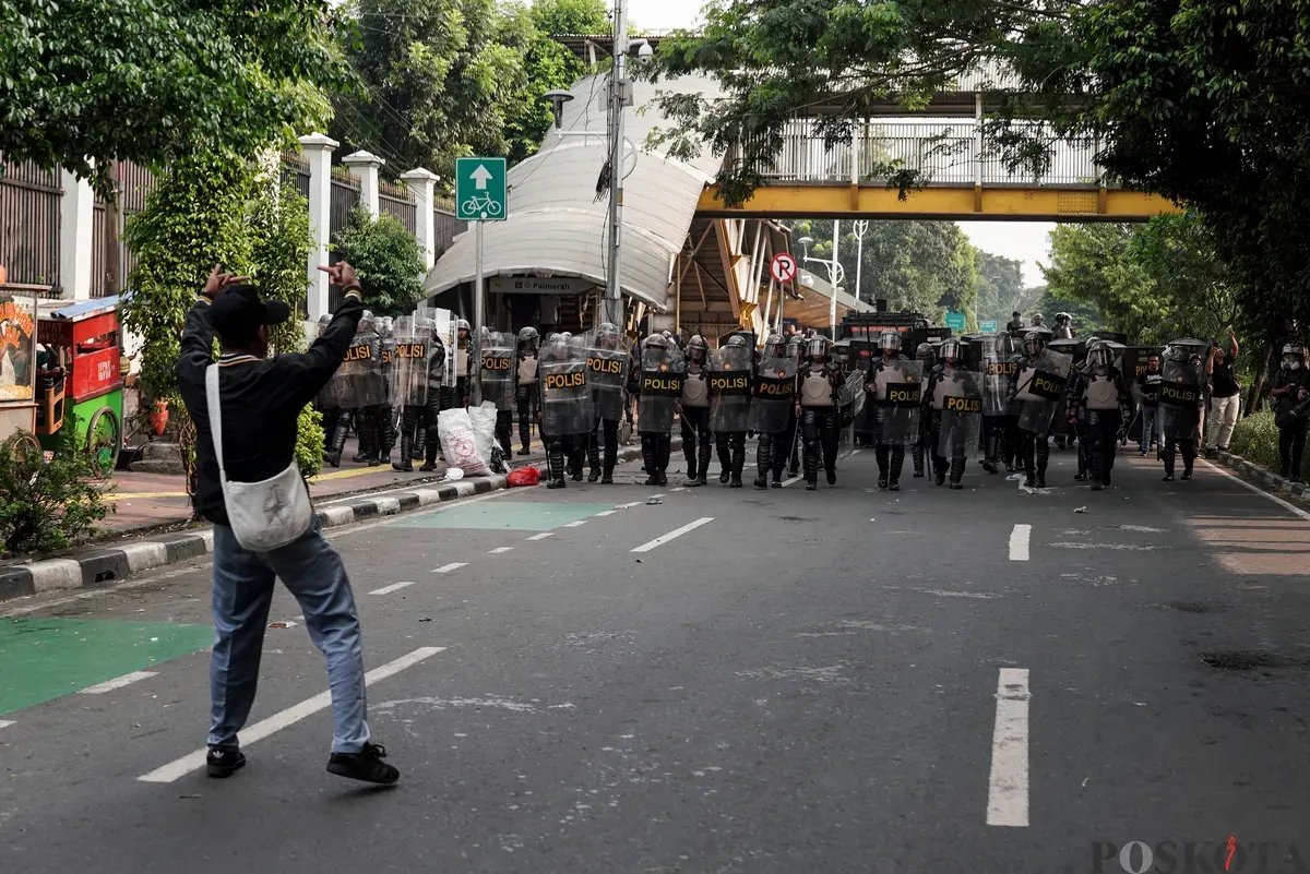 Massa aksi sedang berhadapan dengan aparat saat demo di belakang Gedung DPR RI, Senayan, Jakarta Pusat, Senin, 25 Agustus 2025. (Sumber: Poskota/Bilal Nugraha Ginanjar)