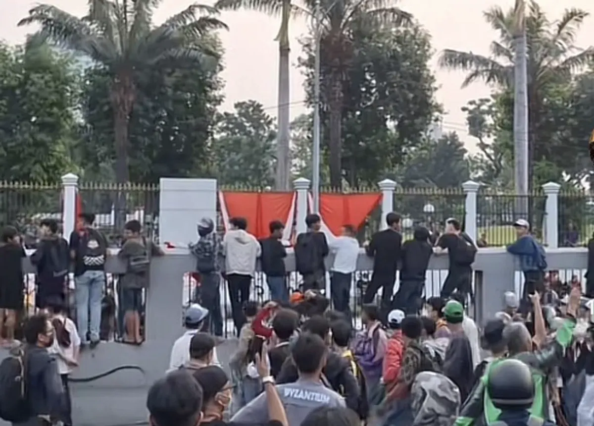 Water Cannon Sembur Demonstran dalam Aksi 25 Agustus di Depan DPR (Sumber: X/@_rmwp)