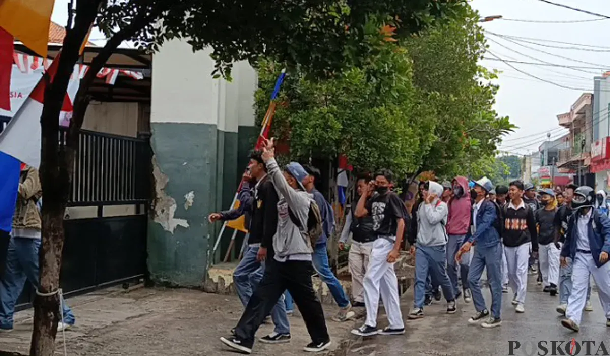 Ratusan alumni dan orang tua siswa SMPN 13 Kota Bekasi menggelar aksi unjuk rasa, Senin 25 Agustus 2025, buntut kasus dugaan pelecehan seksual oleh seorang guru. (Sumber: POSKOTA | Foto: Nurpini Aulia Rapika)