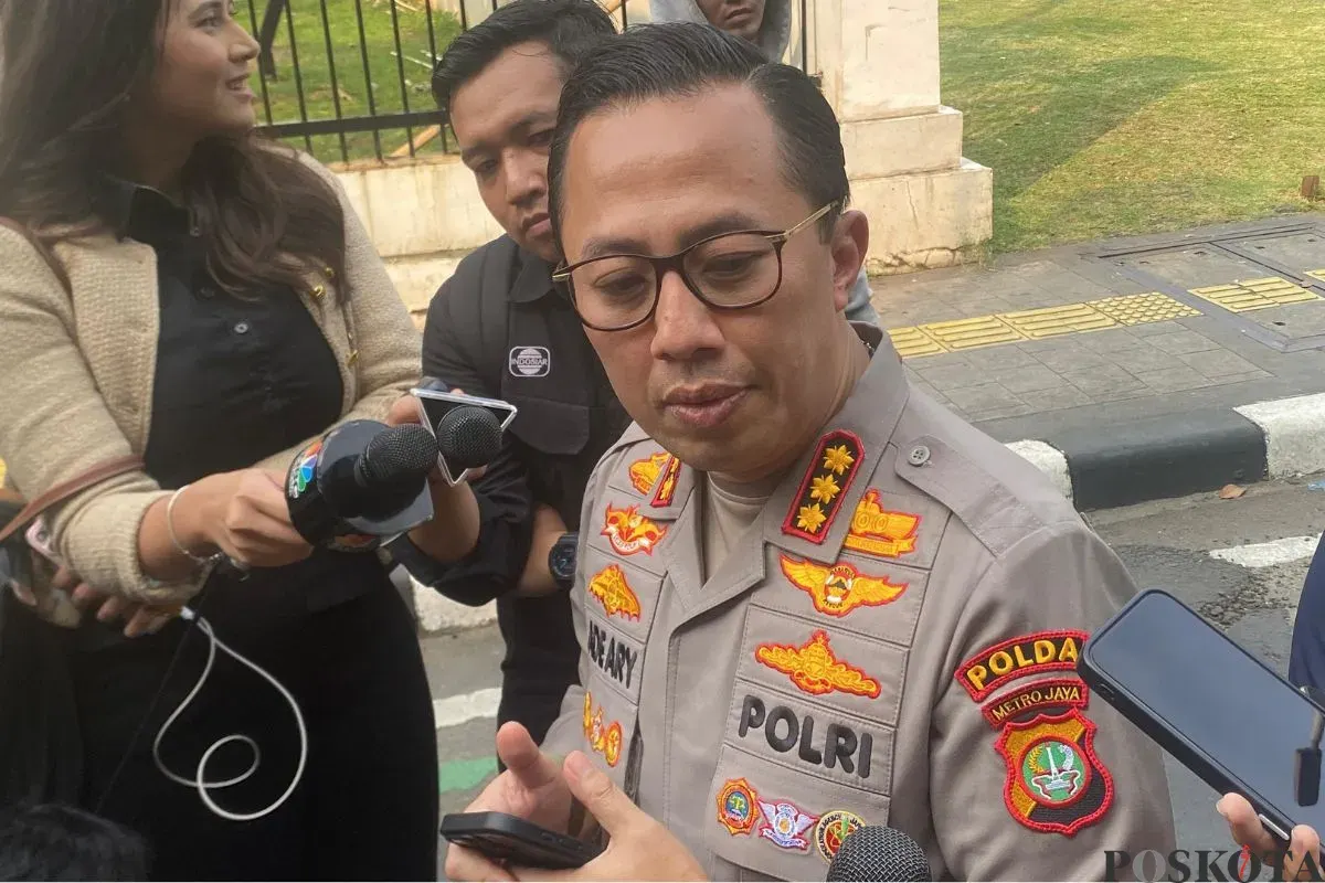 Kabid Humas Polda Metro Jaya, Kombes Pol Ade Ary Syam Indradi, saat ditemui di Kompleks DPR, Senayan, Jakarta Pusat, Senin, 25 Agustus 2025. (Sumber: Poskota/Ali Mansur)