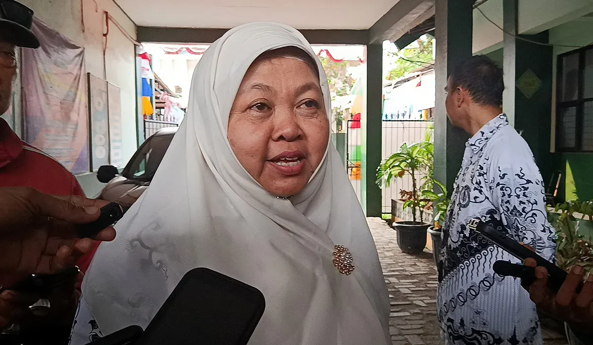 Kepala Sekolah SMPN 13 Kota Bekasi, Tetik Atikah. (Sumber: Istimewa)