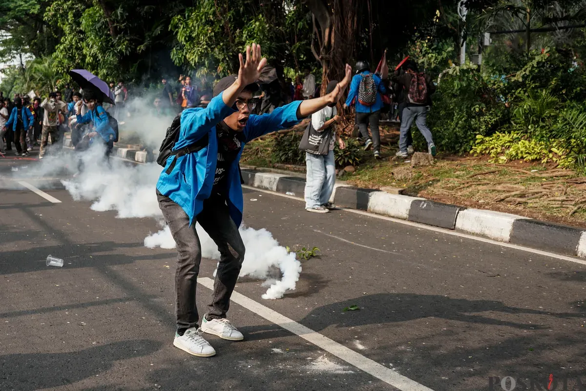 Sejumlah massa aksi berhadapan dengan aparat saat demo di belakang DPR dan Pejompongan, Jakarta, Senin, 25 Agustus 2025. (Sumber: Poskota/Bilal Nugraha Ginanjar)