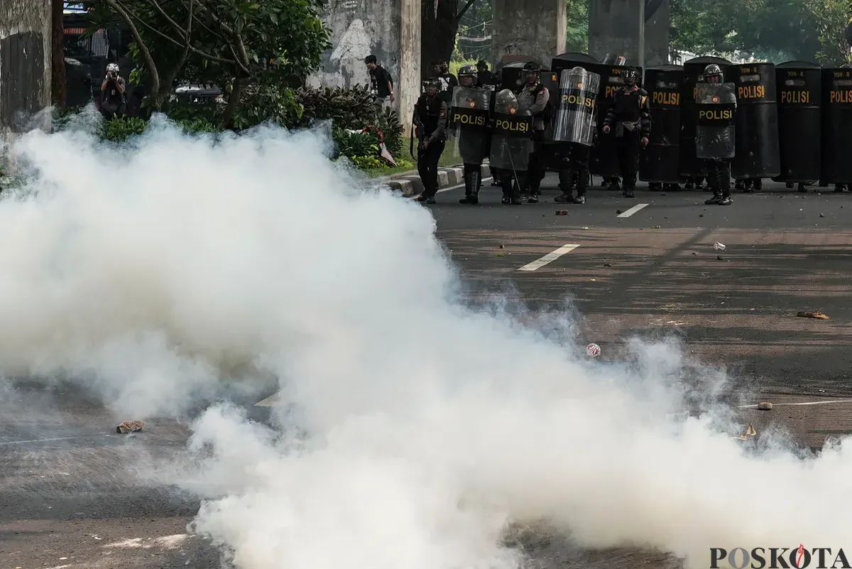 Sejumlah massa aksi berhadapan dengan aparat saat demo di belakang DPR dan Pejompongan, Jakarta, Senin, 25 Agustus 2025. (Sumber: Poskota/Bilal Nugraha Ginanjar)