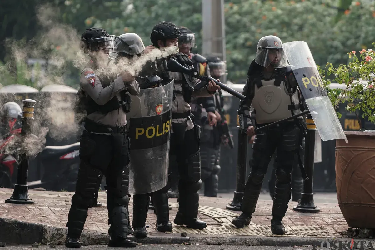 Sejumlah massa aksi berhadapan dengan aparat saat demo di belakang DPR dan Pejompongan, Jakarta, Senin, 25 Agustus 2025. (Sumber: Poskota/Bilal Nugraha Ginanjar)