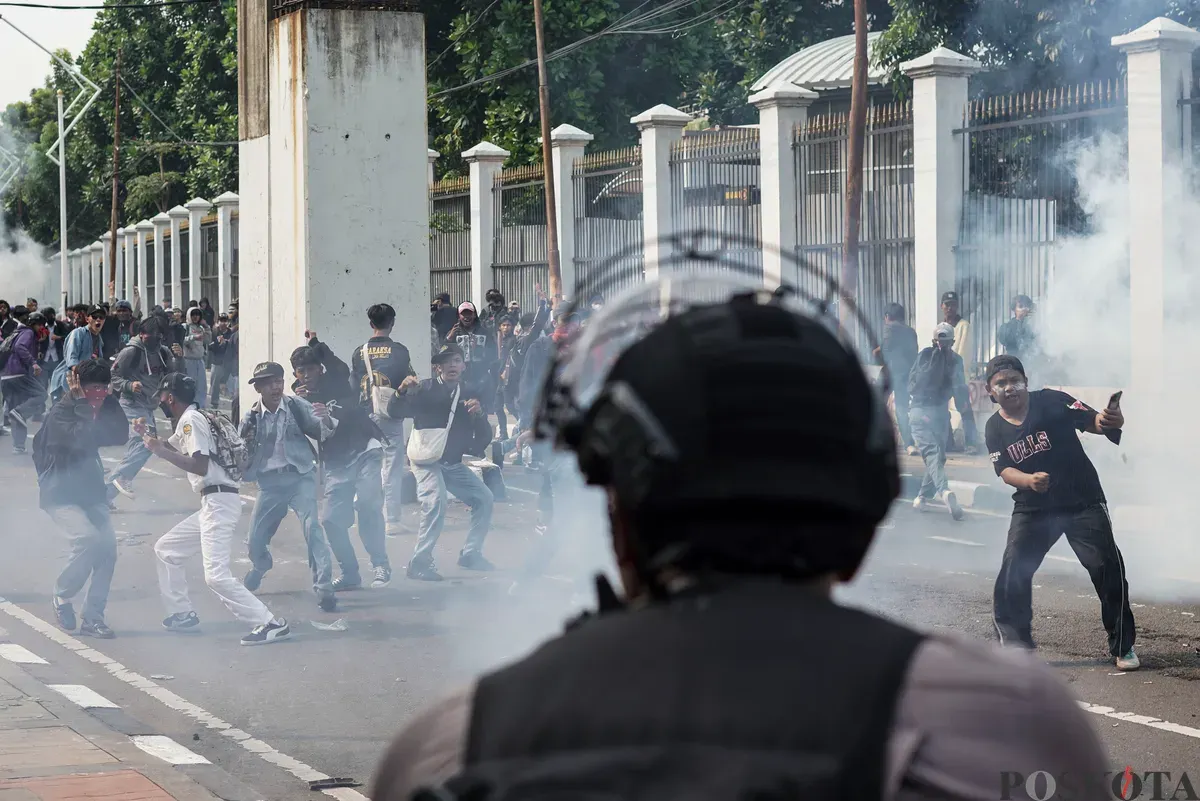 Sejumlah massa aksi berhadapan dengan aparat saat demo di belakang DPR dan Pejompongan, Jakarta, Senin, 25 Agustus 2025. (Sumber: Poskota/Bilal Nugraha Ginanjar)
