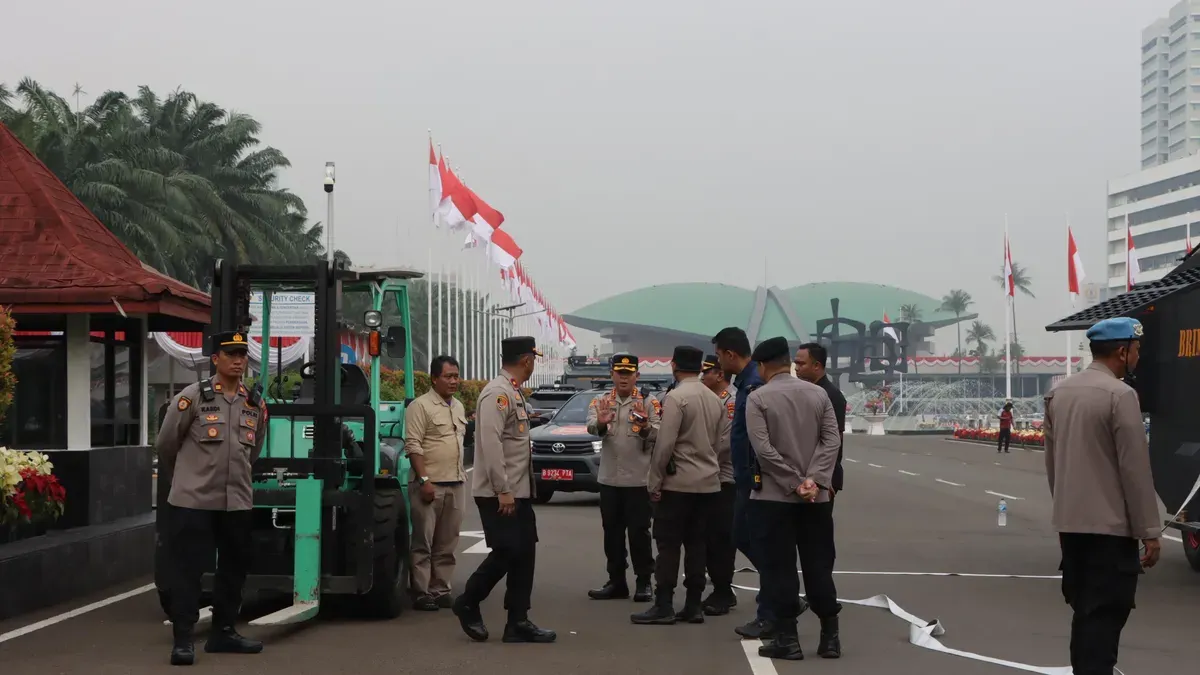 Ribuan personel gabungan dari Polri, TNI dan Pemda Jakarta dikerahkan untuk mengamankan kegiatan aksi demonstrasi di depan Gedung DPR. (Sumber: Polres Jakarta Pusat)