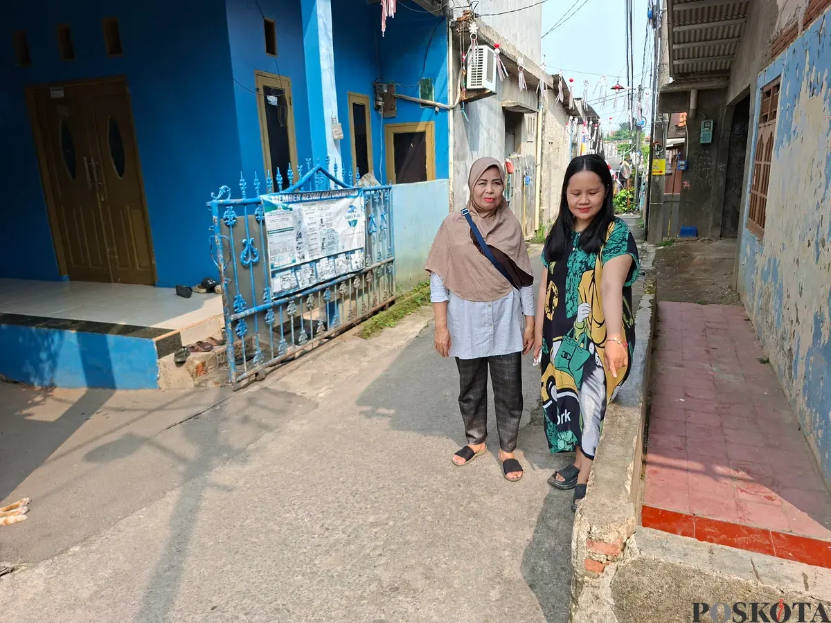 Inka bersama warga menunjukan lokasi keponakannya yang sedang duduk memainkan hp langsung di rampas pelaku. (Sumber: Poskota/Angga Pahlevi)