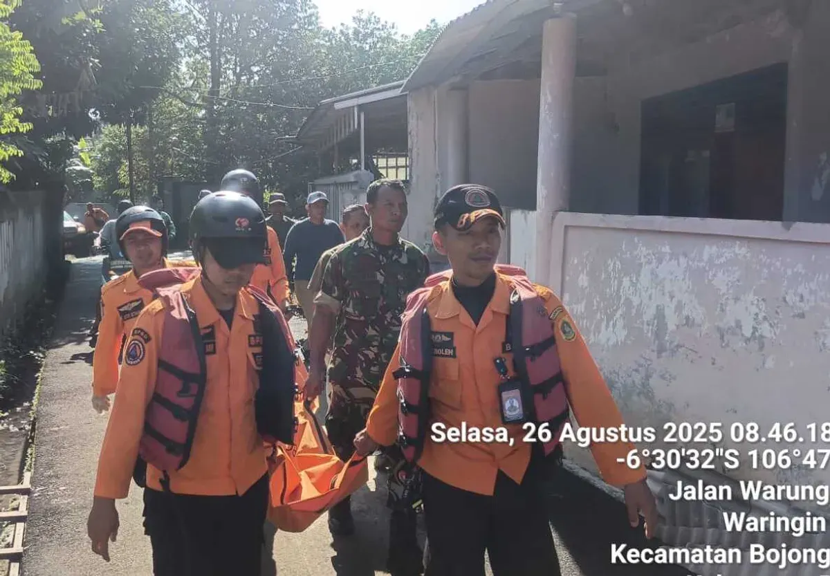 Petugas BPBD Kabupaten Bogor mengevakuasi korban hanyut berinisial V, 5 tahun yang ditemukan di kali Ciliwung kawasan Bojonggede, Kabupaten Bogor. (Sumber: BPBD)