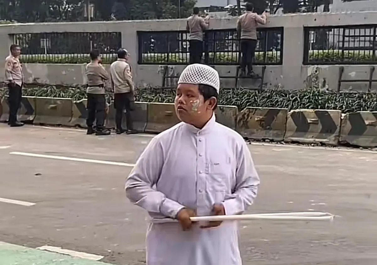 Sosok Badru Kepiting di tengah demo DPR pada Senin, 25 Agustus 2025. (Sumber: TikTok/@ivan_12)