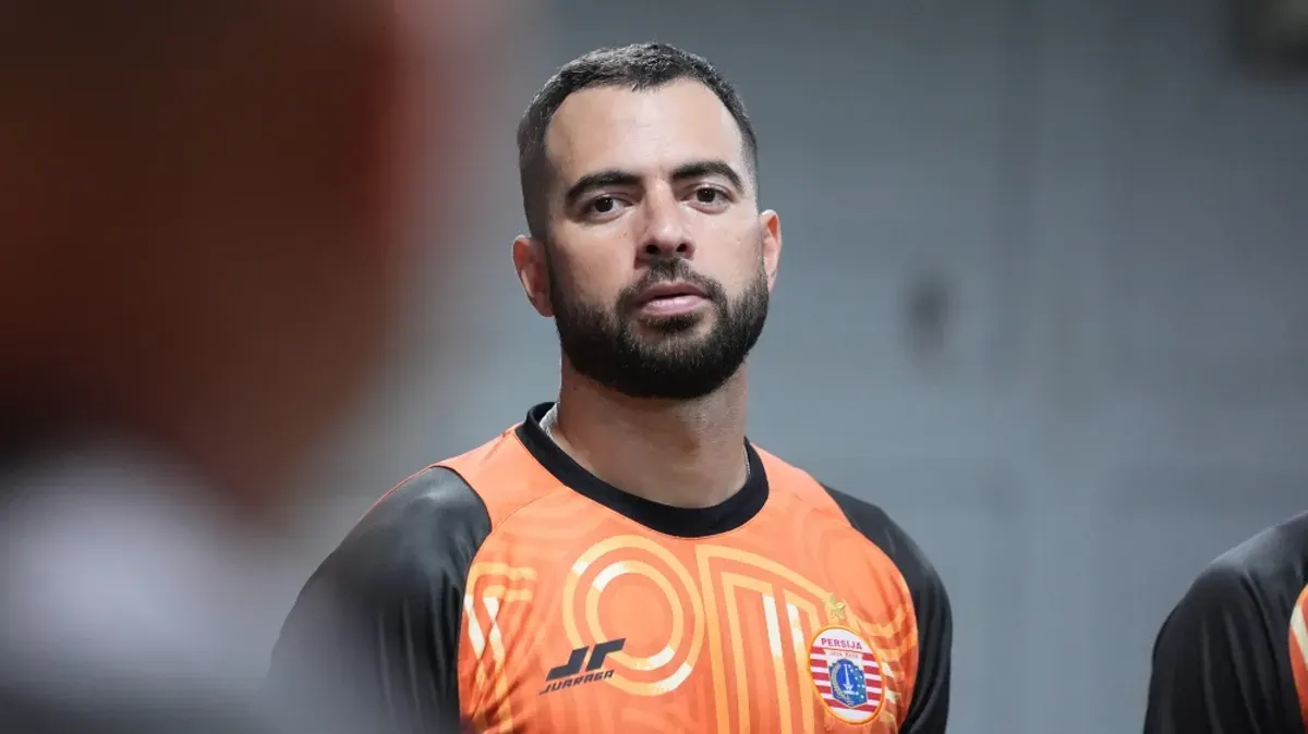 Bek Persija Jakarta, Jordi Amat, menegaskan persahabatan dengan rekan Timnas tidak berlaku di lapangan saat menghadapi Dewa United. (Sumber: Dok/Liga 1)