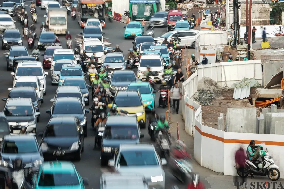 Sejumlah Kendaraan yang terjebak macet di Jalan RA Kartini dan Jalan TB Simatupang, Jakarta, Selasa, 26 Agustus 2025. (Sumber: Poskota/Bilal Nugraha Ginanjar)