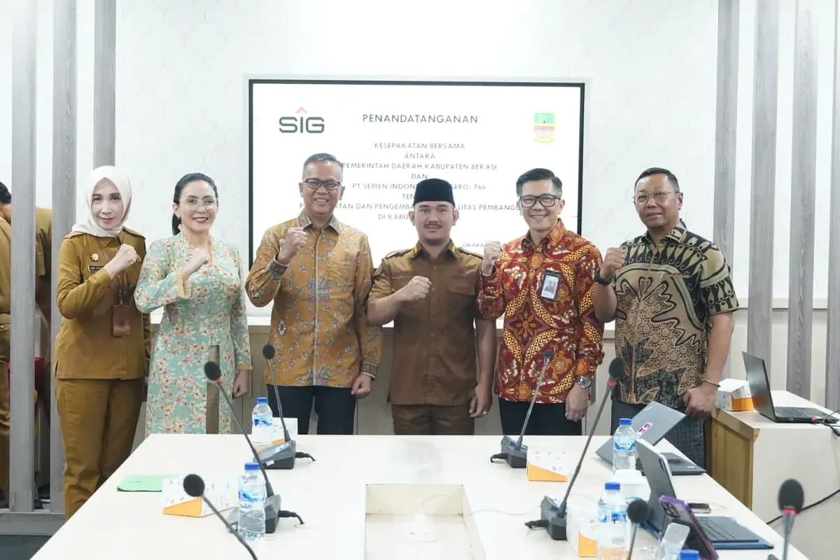 Bupati Bekasi Ade Kuswara Kunang menandatangani nota kesepahaman (MoU) dengan PT Semen Indonesia Tbk (SIG) yang berlangsung di Pemkab Bekasi (Sumber: Dok. Pemkab Bekasi)