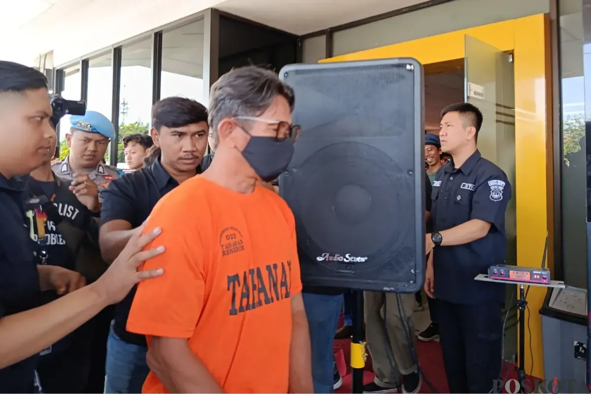 Guru SMPN 13 Kota Bekasi ditetapkan sebagai tersangka tindak asusila kepada murid sekolah saat jumpa pers di Mapolres Metro Bekasi, Rabu, 27 Agustus 2025. (Sumber: Poskota/Nurpini Aulia Rapika)