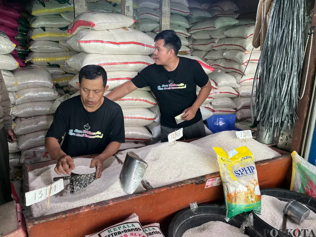 Amri, 38 tahun, pedagang beras di Pasar Palmerah, Gelora, Tanah Abang, Jakarta Pusat, Rabu, 27 Agustus 2025. (Sumber: Poskota/Pandi Ramedhan)