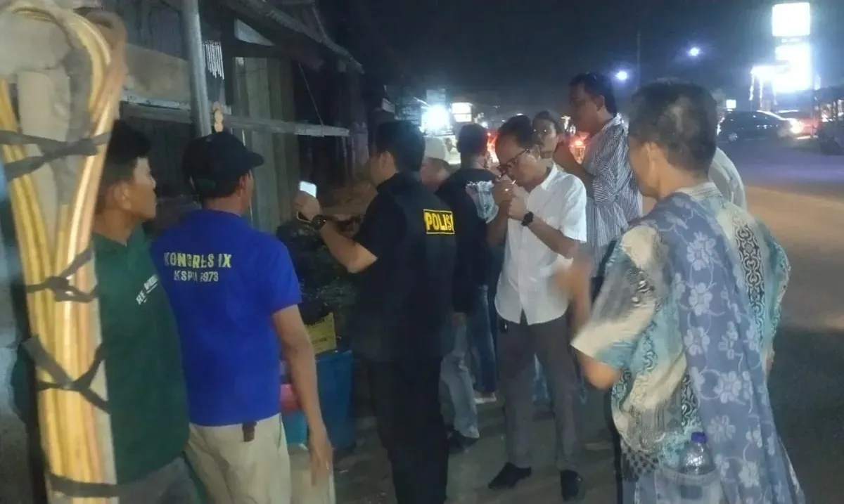 Personel Polsek Cikande, aparat desa dan masyarakat menggerebek lapak tuak di Kampung Citawa, Desa Kibin, Kecamatan Cikande, Kabupaten Serang. (Sumber: Polsek Cikande)