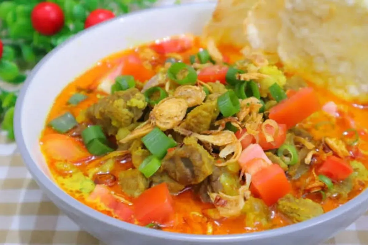 Makanan khas Betawi, Soto Tangkar. (Sumber: YouTube/Uli's Kitchen)