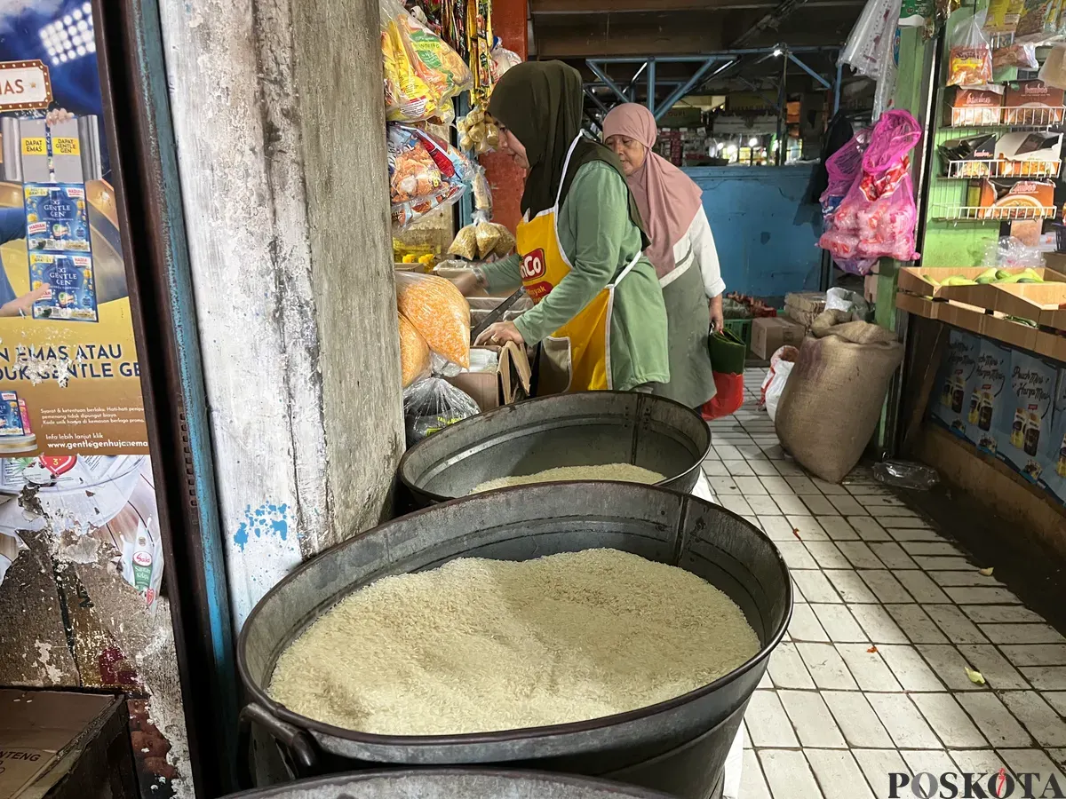 Pedagang beras melayani pembeli di Pasar Slipi, Jakarta Barat, Rabu, 27 Agustus 2025. Pedagang menyebut kenaikan harga beras belum terasa signifikan dan baru akan terasa jika tembus Rp1.000 per kilogram. (Sumber: Poskota/Pandi Ramedhan)