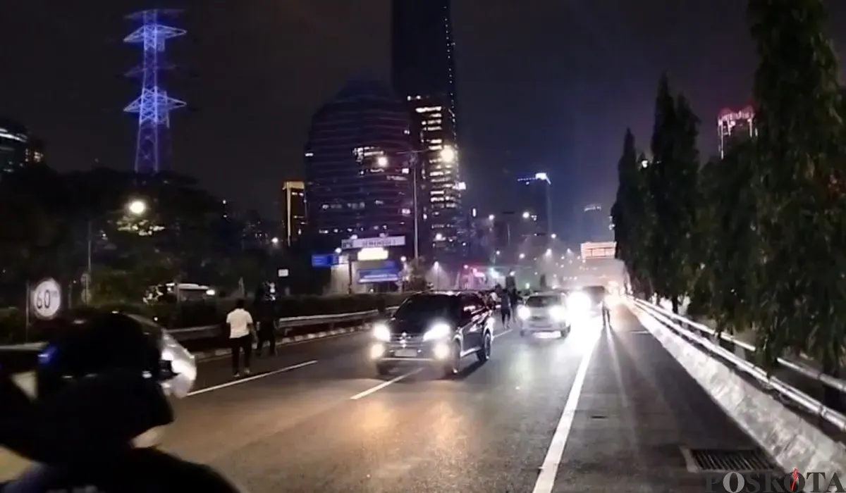 Suasana saat bentrokan massa pendemo dengan aparat kepolisian terjadi di Tol Dalam Kota dekat kawasan Semanggi, Jakarta, pada Kamis malam, 28 Agustus 2025. (Sumber: POSKOTA | Foto: Ali Mansur)