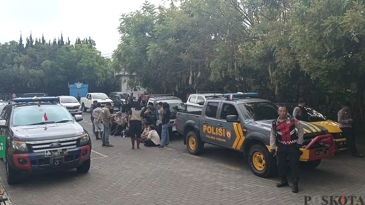 Petugas gabungan siaga di Lembang Park Zoo, Jalan Raya Lembang, Kamis, 28 Agustus 2025. (Sumber: POSKOTA | Foto: Gatot Poedji Utomo)
