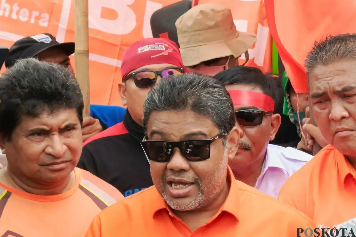 Presiden Partai Buruh, Said Iqbal di depan Gedung DPR, Jalan Gatot Subroto, Senayan, Jakarta Selatan, Kamis, 28 Agustus 2025. (Sumber: Poskota/Ali Mansur)