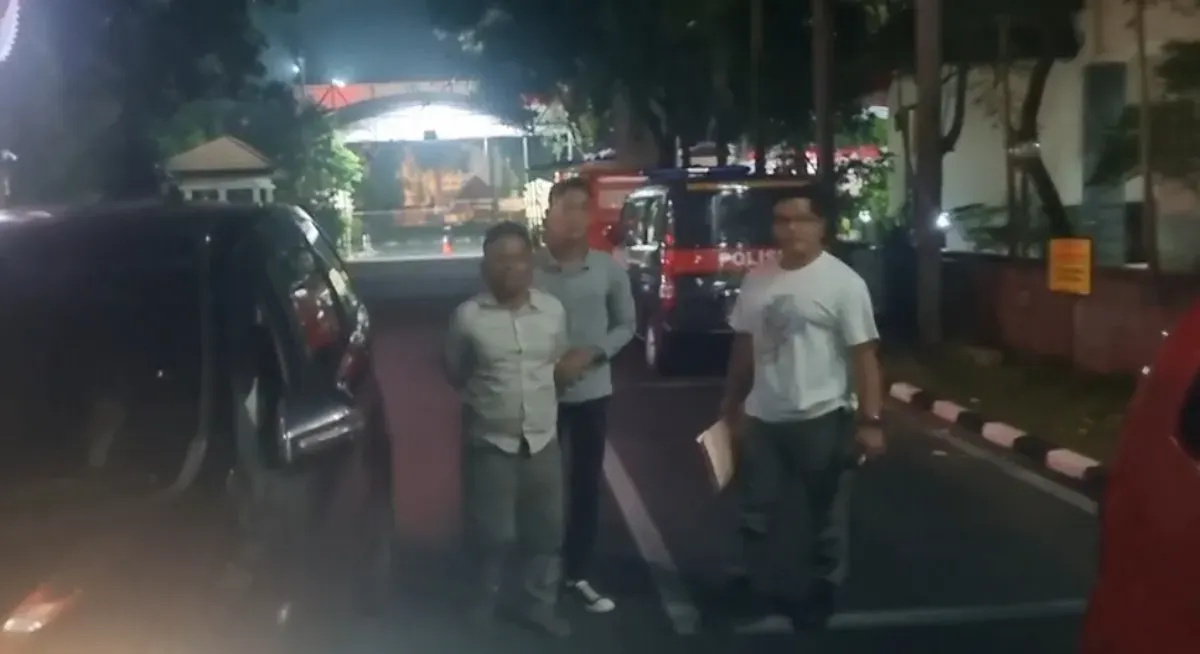 Tersangka kasus pencabulan anak, Darwin Pardede, 64 tahun, saat digelandang penyidik Unit PPA Polres Metro Bekasi setelah ditangkap di kawasan Cakung, Jakarta Timur, Rabu 27 Agustus 2025 dini hari. (Sumber: Istimewa)