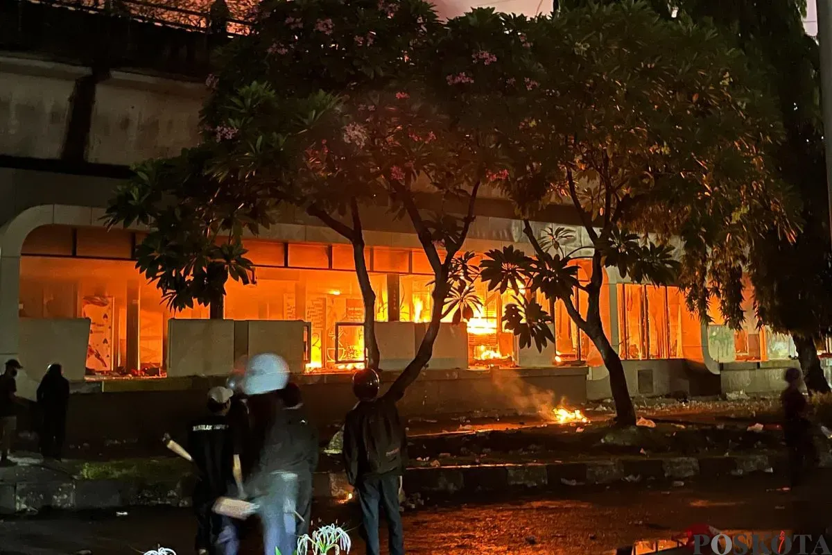 Halte Busway Sentral Senen, Jakarta Pusat, dibakar masa aksi, Jumat, 29 Agustus 2025. (Sumber: Poskota/Muhammad Tegar Jihad)