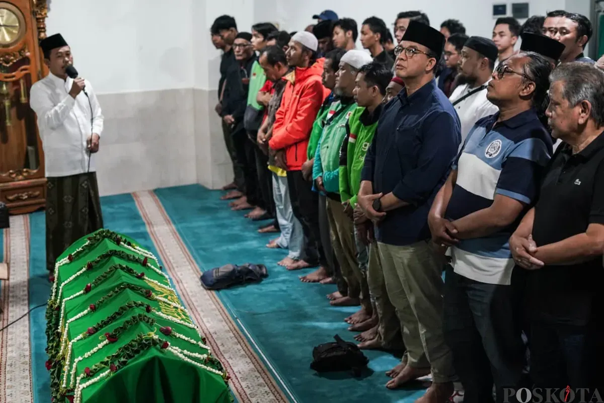 Jemaah menggelar salat jenazah Affan Kurniawan di kawasan Menteng, Jakarta Pusat, Jumat, 29 Agustus 2025. (Sumber: Poskota/Bilal Nugraha Ginanjar)