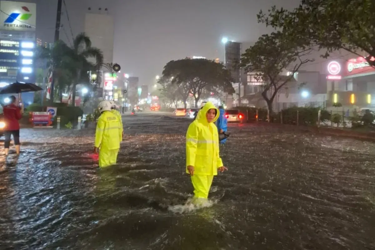 Petugas Polres Metro Depok melakukan penjagaan di titik genangan banjir di Jalan Raya Margonda, Kota Depok, Jumat, 29 Agustus 2025. (Sumber: Dok. Polres Metro Depok)