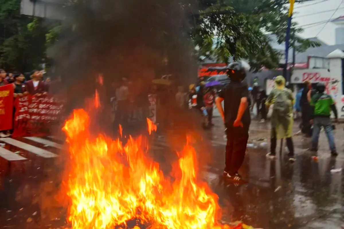 Potret aksi demonstrasi di depan gedung DPRD Jawa Barat pada Jumat, 29 Agustus 2025. (Sumber: X/@barengwarga)