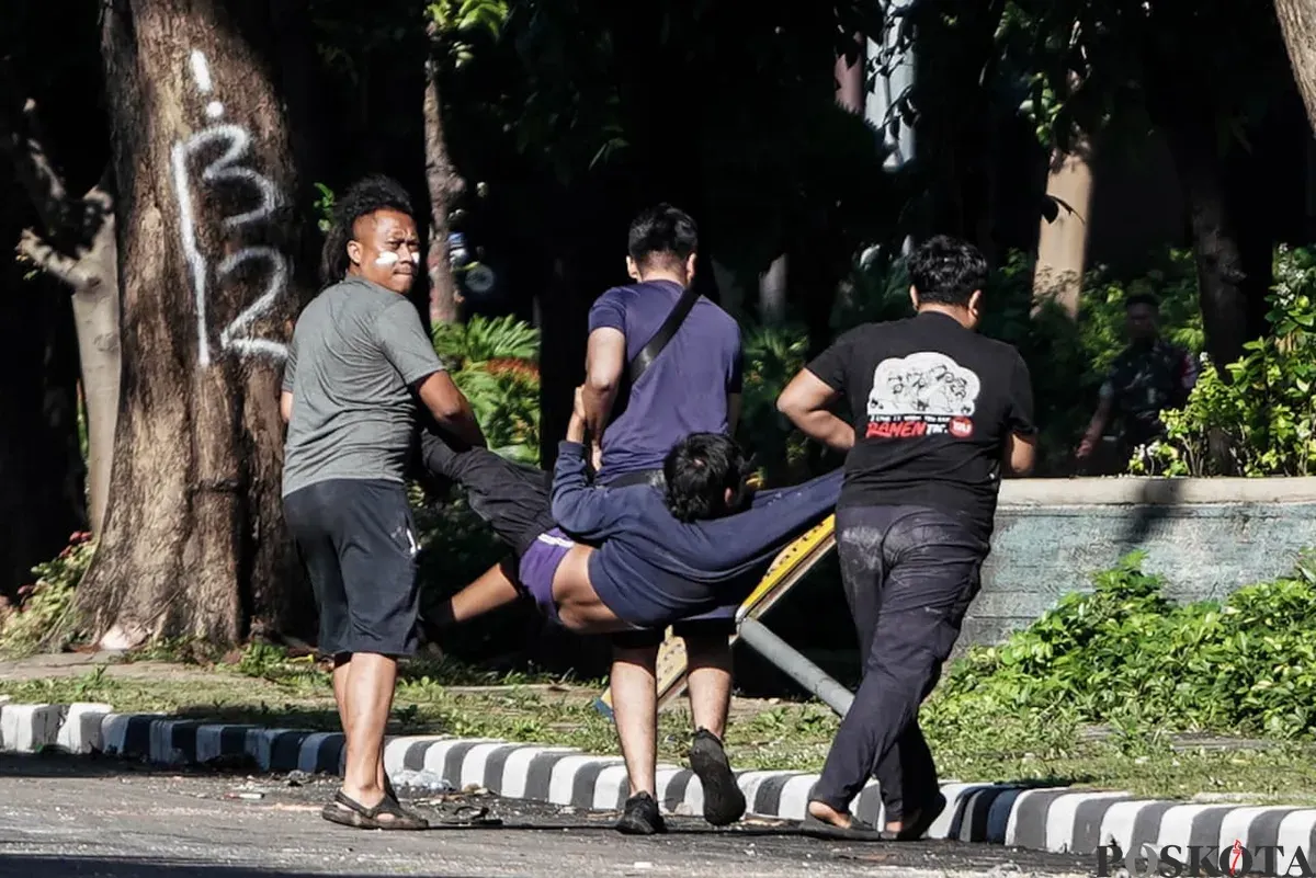Massa aksi terlihat diangkut ke pinggir jalan saat demonstrasi di Mako Brimob Polda Metro Jaya, Kwitang, Jakarta Pusat, Jumat, 29 Agustus 2025. (Sumber: Poskota/Bilal Nugraha Ginanjar)