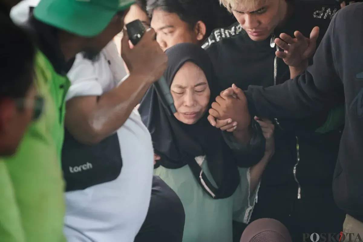 Keluarga Affan Kurniawan bersedih saat jenazah dimakamkan di TPU Karet Bivak, Karet Tengsin, Kecamatan Tanah Abang, Jakarta Pusat, Jumat, 29 Agustus 2025. (Sumber: Poskota/Bilal Nugraha Ginanjar)