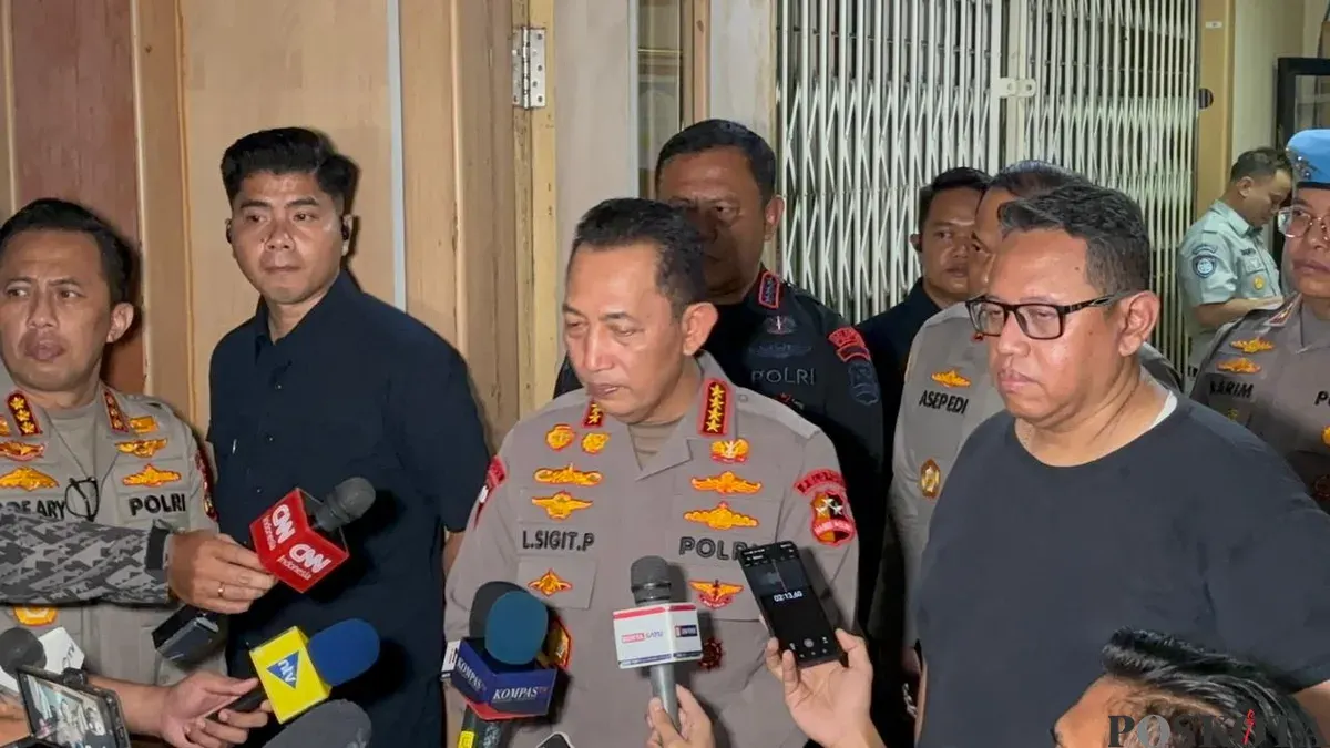 Kapolri Jenderal Polisi Listyo Sigit Prabowo menyambangi Rumah Sakit Cipto Mangunkusumo (RSCM), Senen, Jakarta Pusat, Jakarta Pusat, Jumat, 29 Agustus 2025 dini hari. (Sumber: Poskota/Ali Mansur)