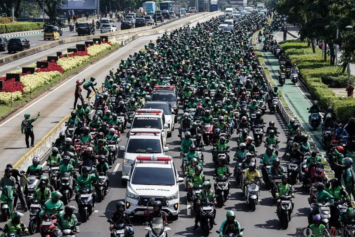 Lautan pengemudi ojol di Jalan Jenderal Sudirman, Jakarta Selatan, mengantarkan jenazah Affan Kurniawan ke TPU Karet Bivak, Karet Tengsin, Kecamatan Tanah Abang, Jakarta Pusat, Jumat, 29 Agustus 2025. (Sumber: Poskota/Bilal Nugraha Ginanjar)